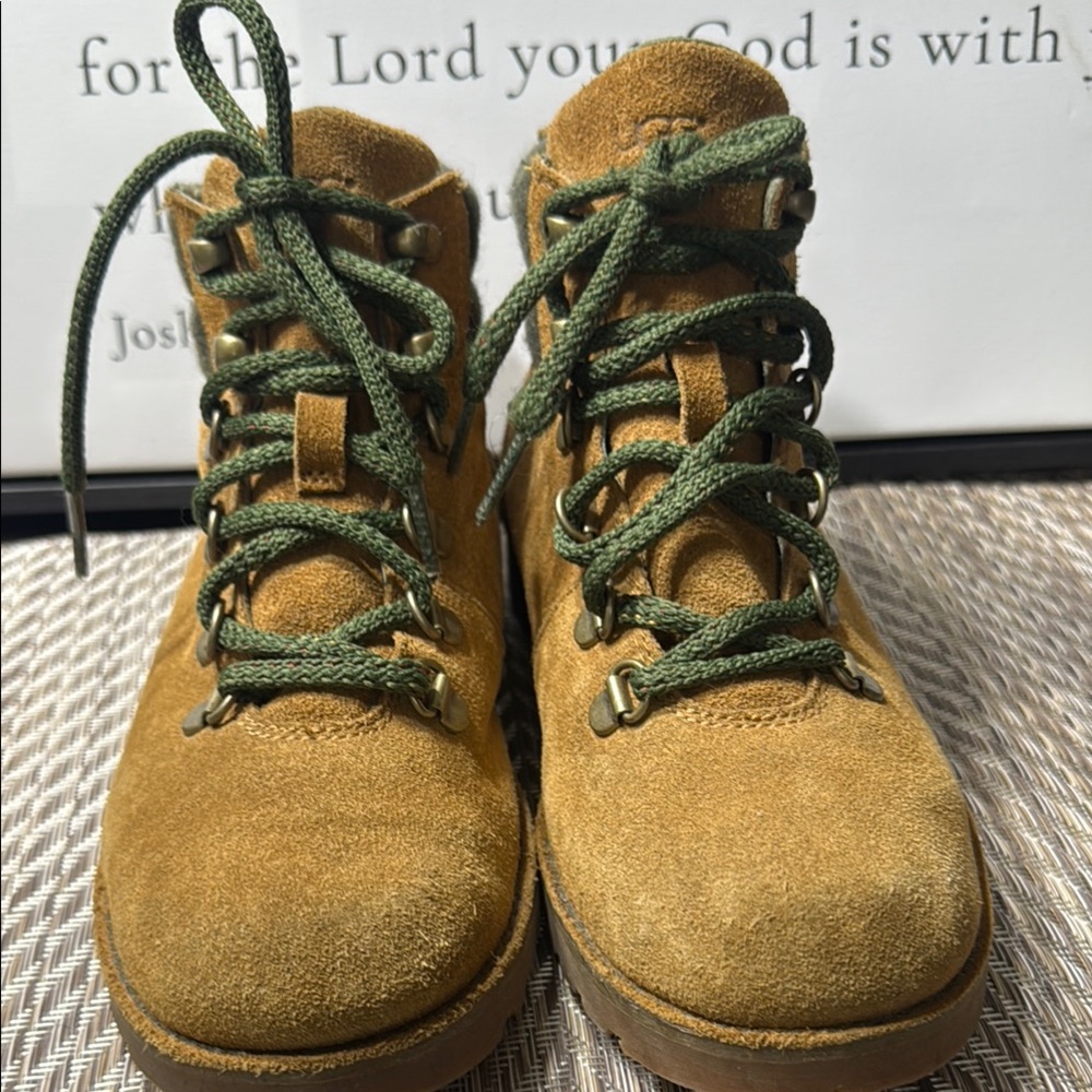 UGG Tan and Green Winter Boots with Sturdy Sole Women’s SZ 5 Box2